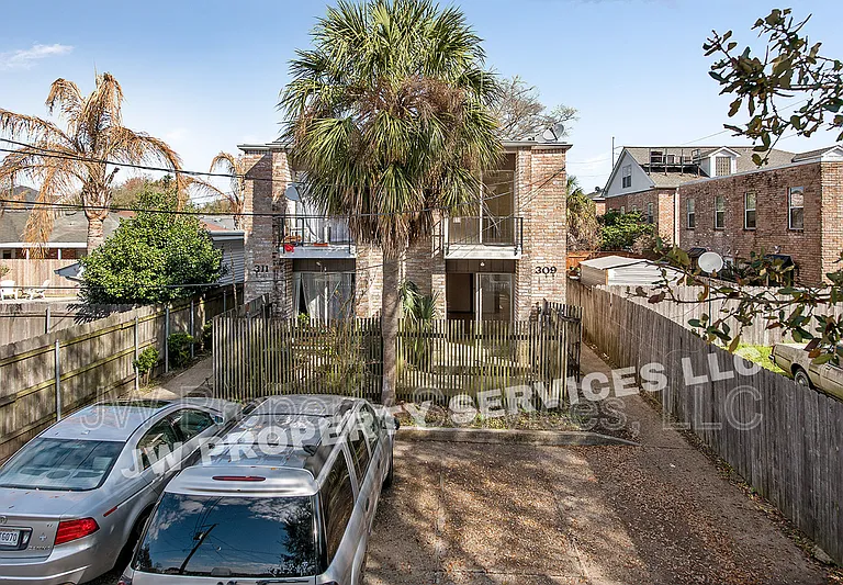 309 Lilac St — Photo 1