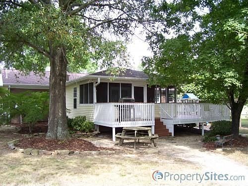 Big bonus room and screened porch