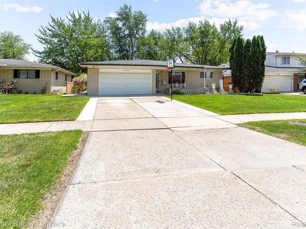 37050 Calka Dr, Sterling Heights, MI 48310