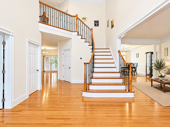 4th image of 206 Sagerview Way