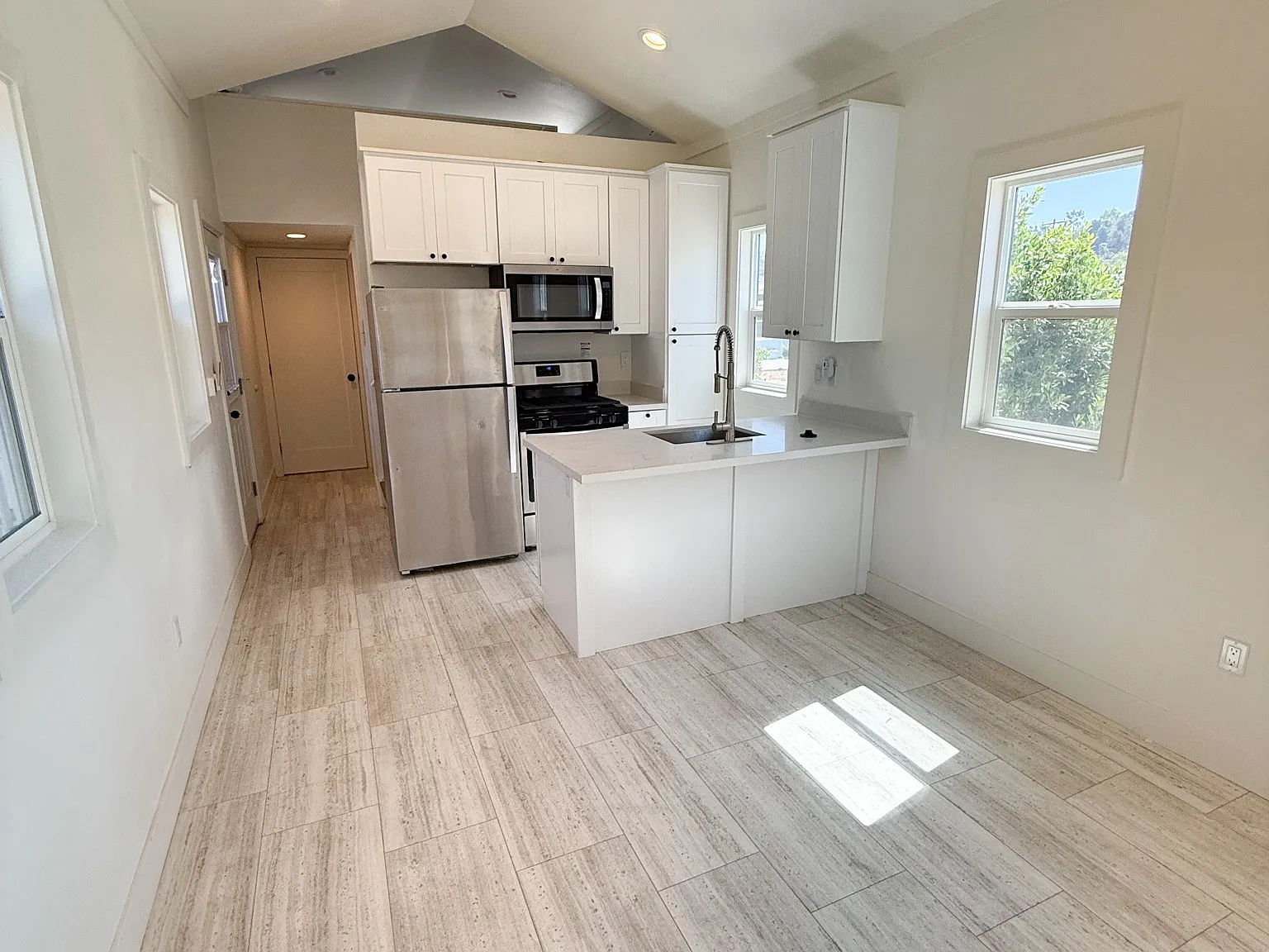 1 bed, 400 sqft, $1,795 — Photo 3