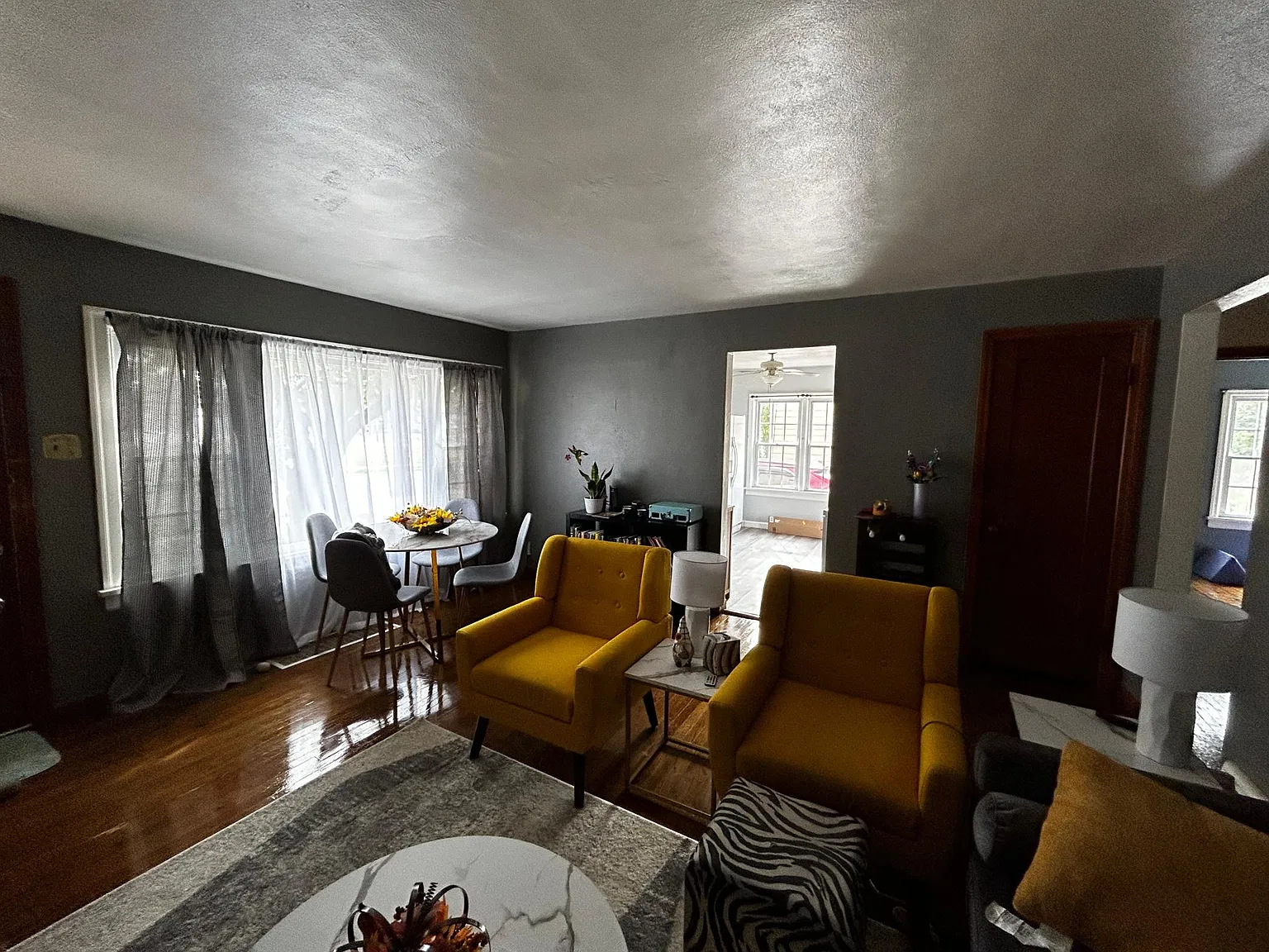 3 bed, 2000 sqft, $1,800 — Photo 2