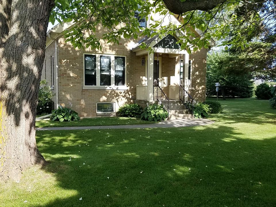 Front view of home.