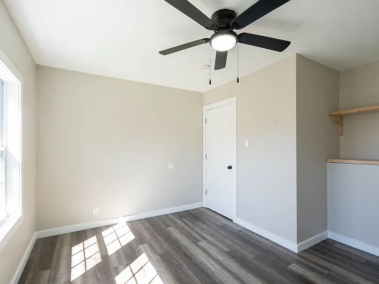 306 Martin St — Photo 17