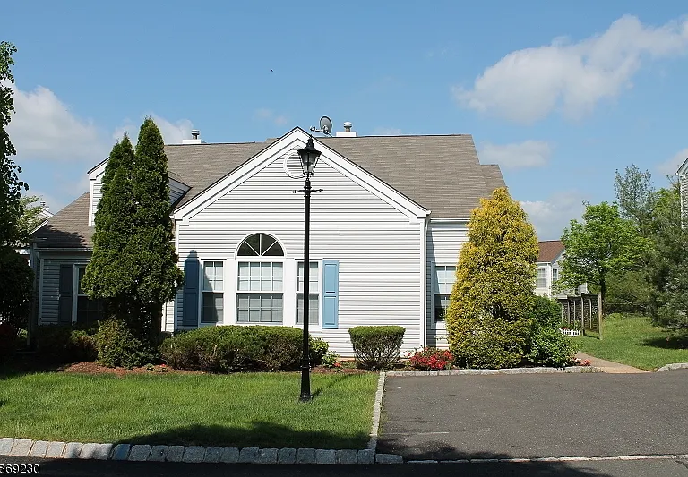 419 Cardinal Ln — Photo 1