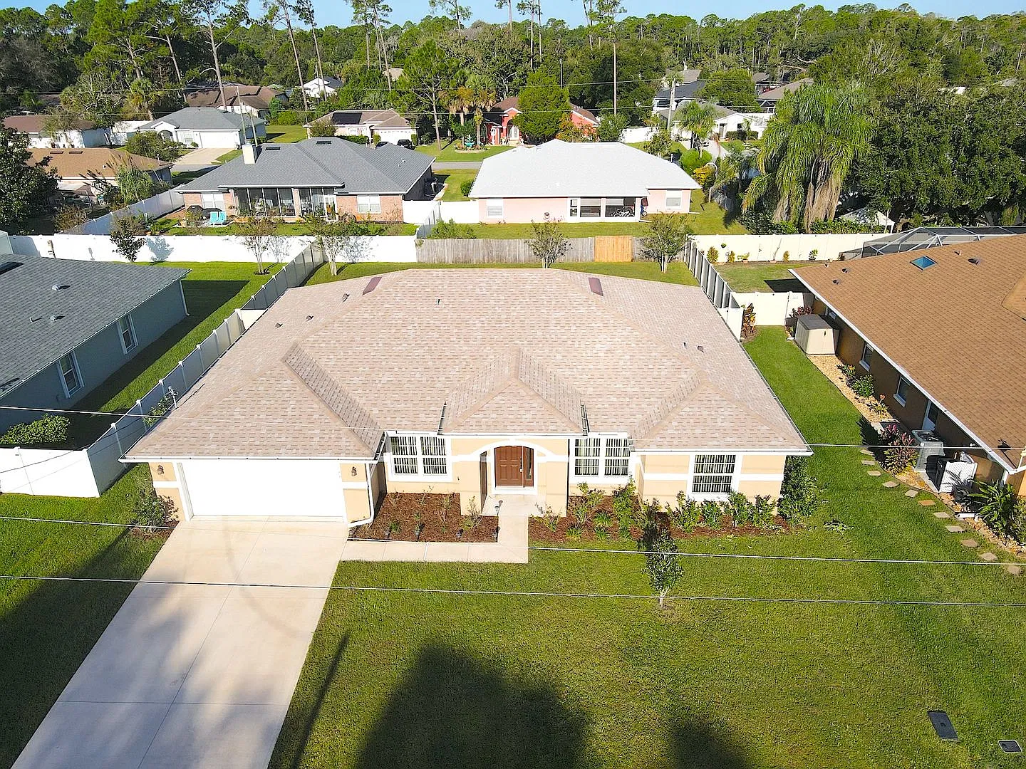 Spacious 4 Bed 2.5 Bath Home w Fully Fenced Yard for Rent! — Photo 3