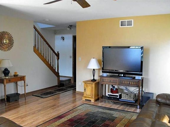 3rd image of 22 Bryn Mawr Cir