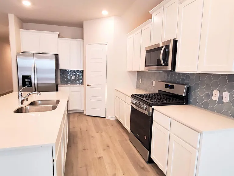 2107 Camellia St — Photo 5