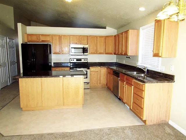 6 bed, 3.0 bath, 2768 sqft, $2,645 — Photo 3