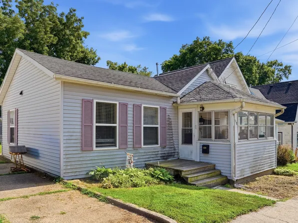 418 E 3rd St, Dixon, IL 61021