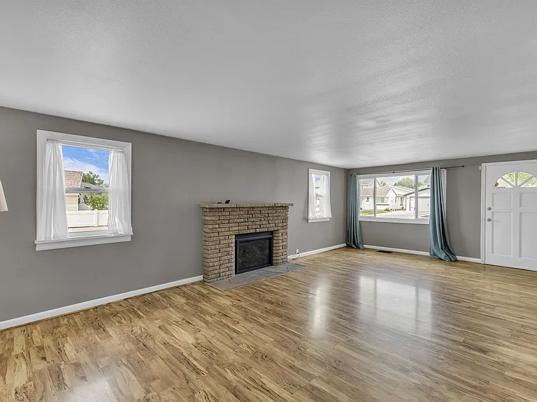 6582 S Jefferson St — Photo 3