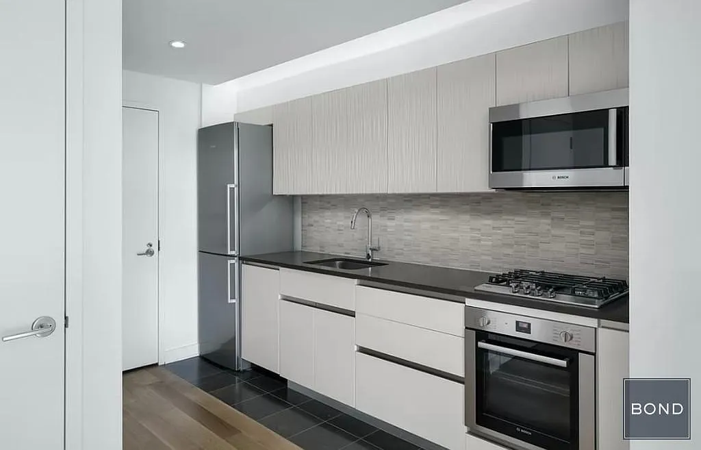 305 East 44th Street — Photo 3