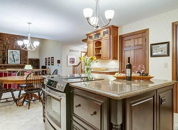 5th image of 27 Clarkson Farm Dr