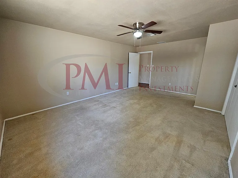 1735 S Locust St — Photo 19