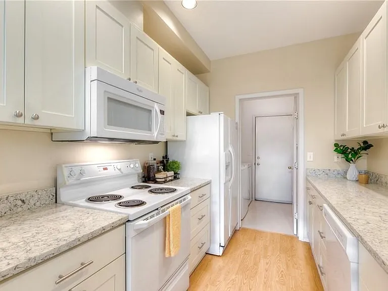 12431 NE 7th Pl — Photo 8