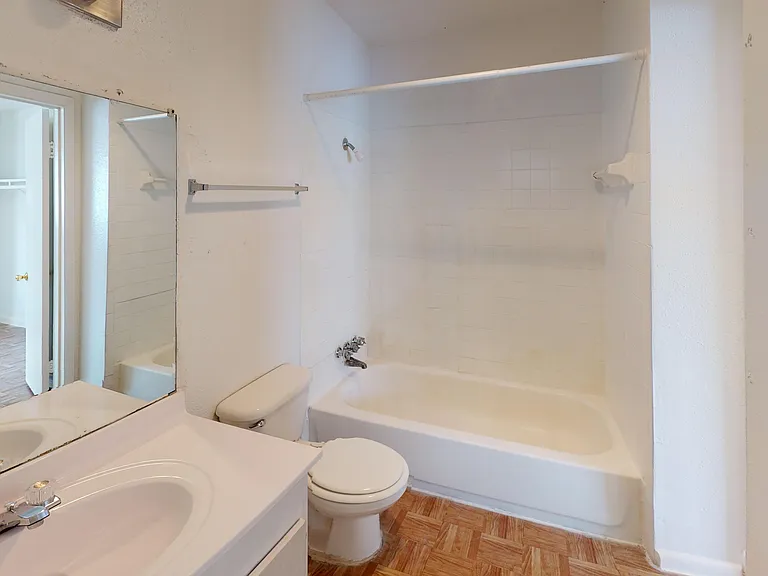 Creekwood Apartments — Photo 42