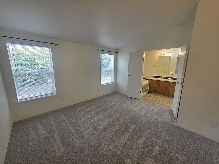 403 S Burlington Ave — Photo 9