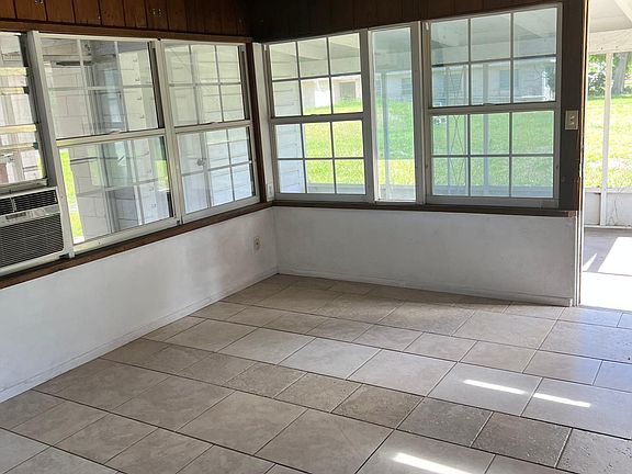 3rd image of 1655 N Richland Ave