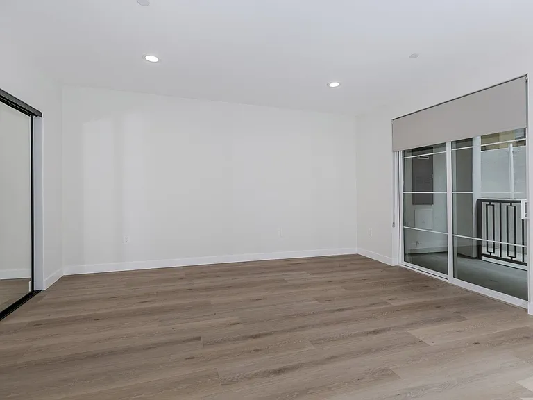 10218 Fernglen Ave #101 — Photo 11