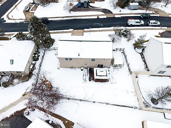 3rd image of 821 Colonial Dr