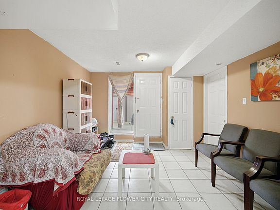 4th image of 30 Ridgefield Ct