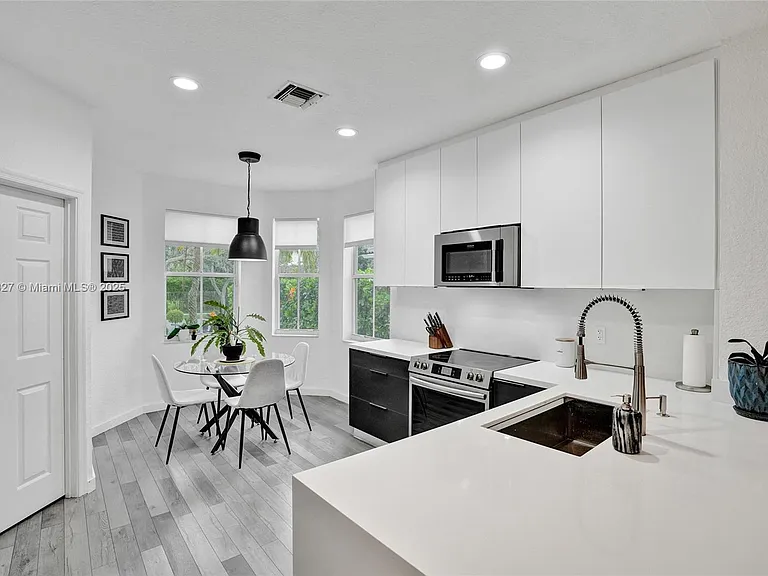 1725 Winterberry Ln — Photo 10