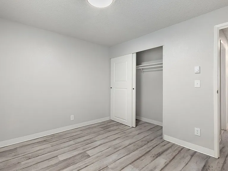 2550 N Vassault St — Photo 33