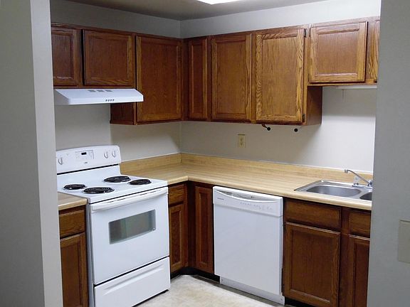 Kitchen, approx. 11' x 6.5'