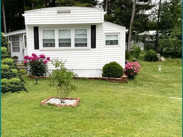 21 Parkwood Dr, Halifax, MA 02338