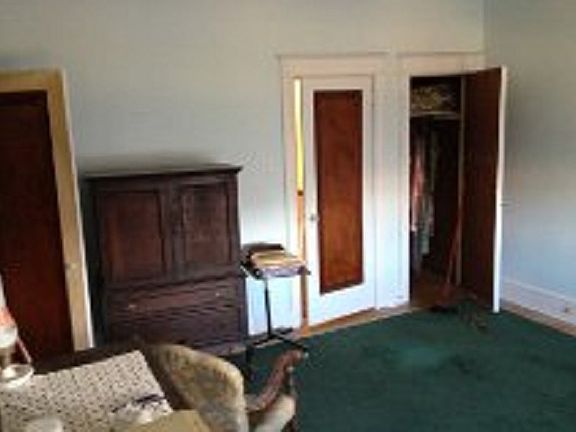 Middle bedroom