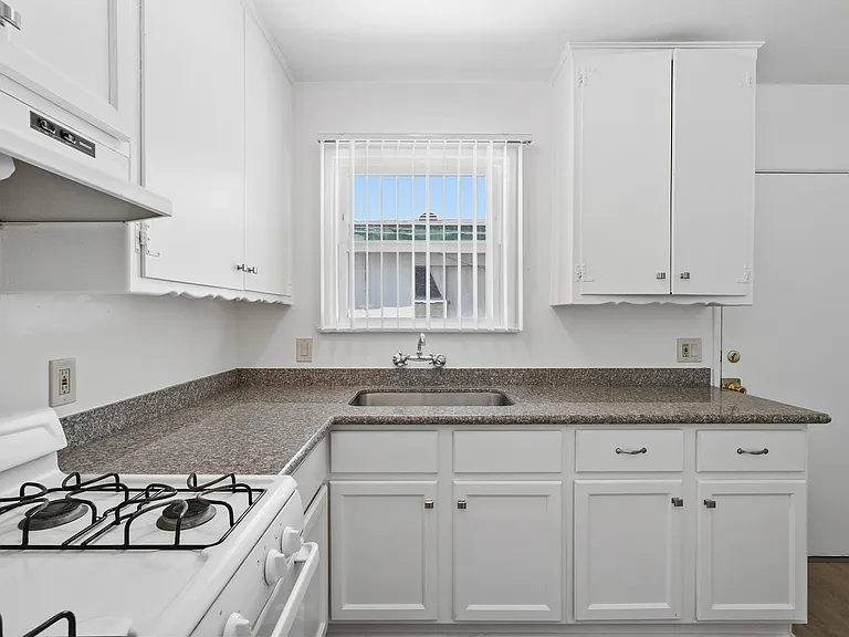 12249 Vanowen St #D — Photo 10