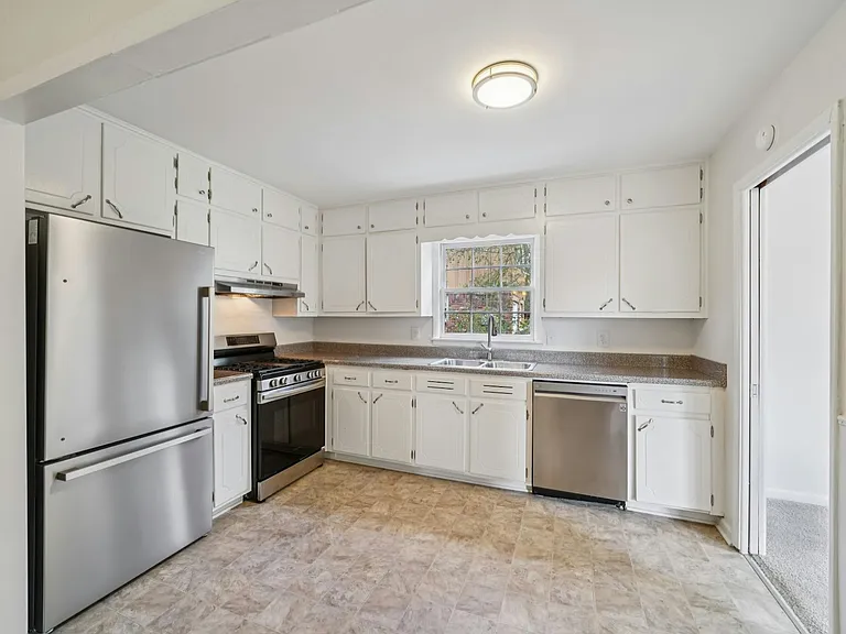 1409 Medina Ln — Photo 5