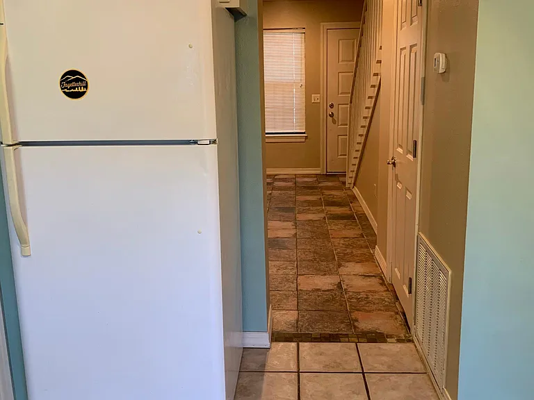 1370 N Oakland Ave — Photo 8