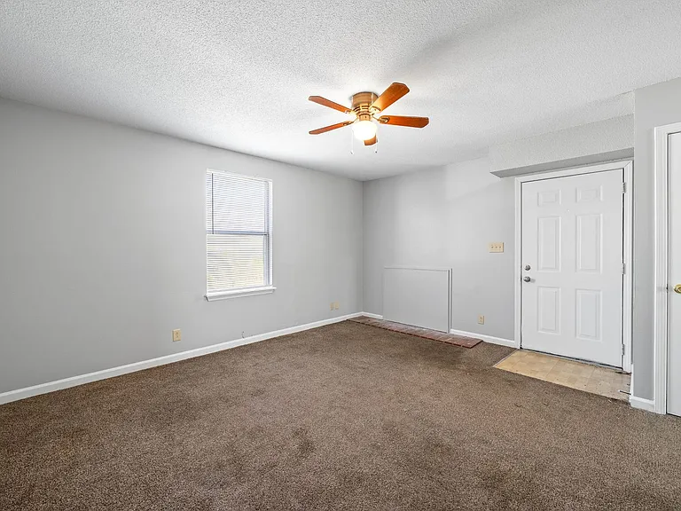 Kingsbury Dr - 923 — Photo 8