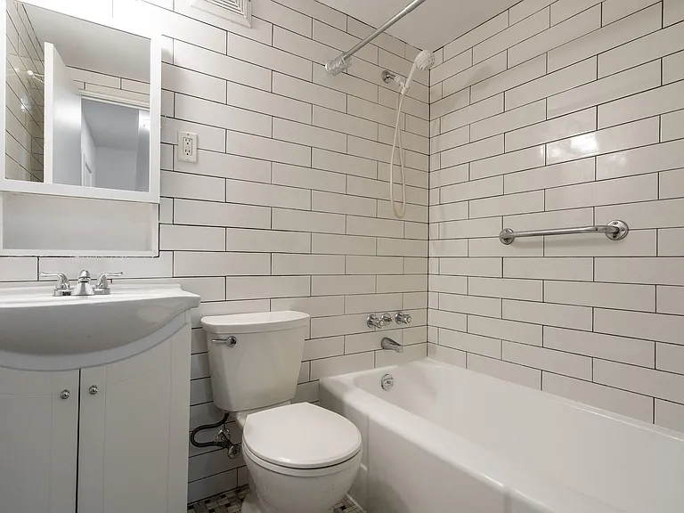 755 Avenue Rd — Photo 28