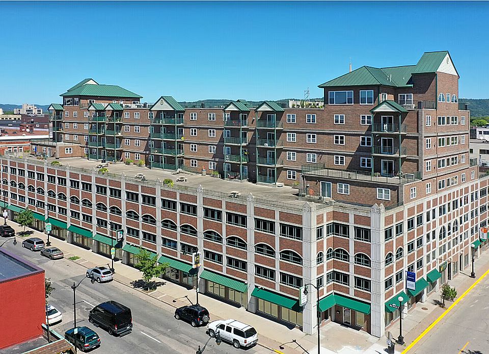Building Exterior & Amenity Deck