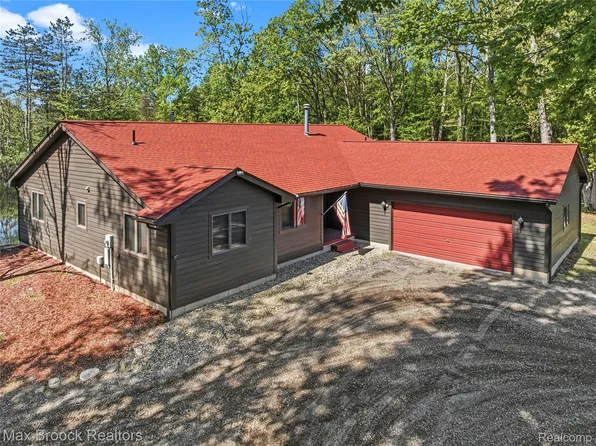 892 W Barnes Lake Rd, Columbiaville, MI 48421