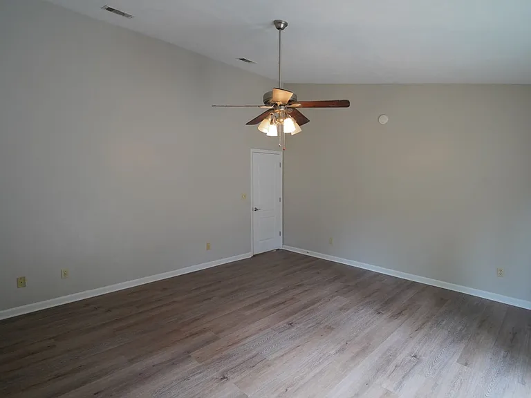 1908 Wagon Wheel Cir E — Photo 16
