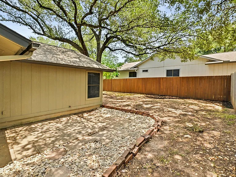 7403 Dallas Dr — Photo 29