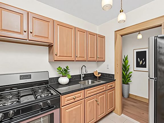 2nd image of 1546 Selwyn Ave APT 1E