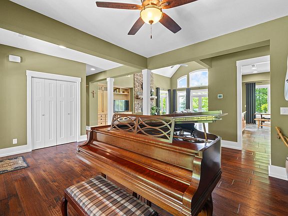 17th image of 3099 Sunset Dr