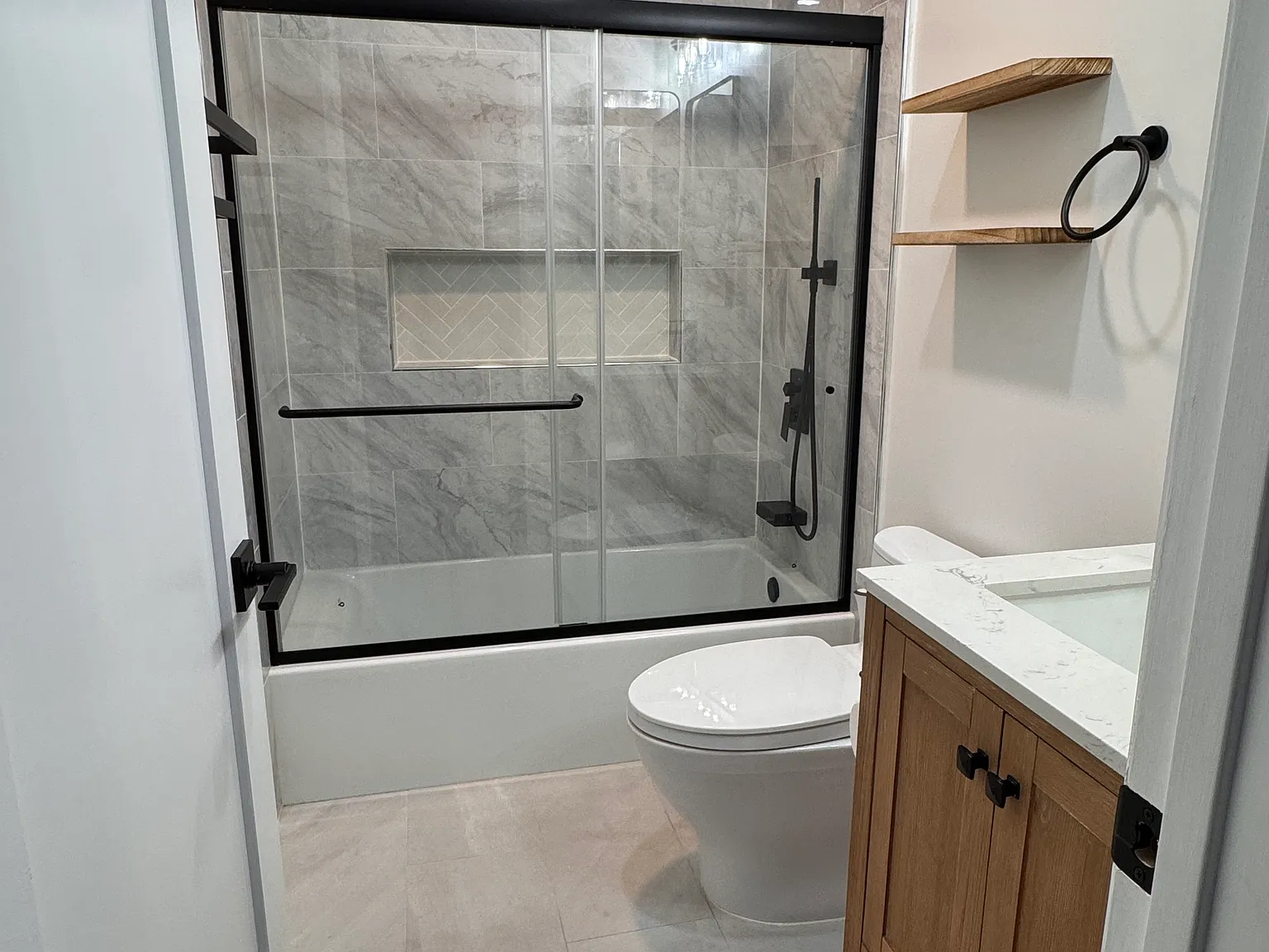 4 bed, 1325 sqft, $5,200 — Photo 4