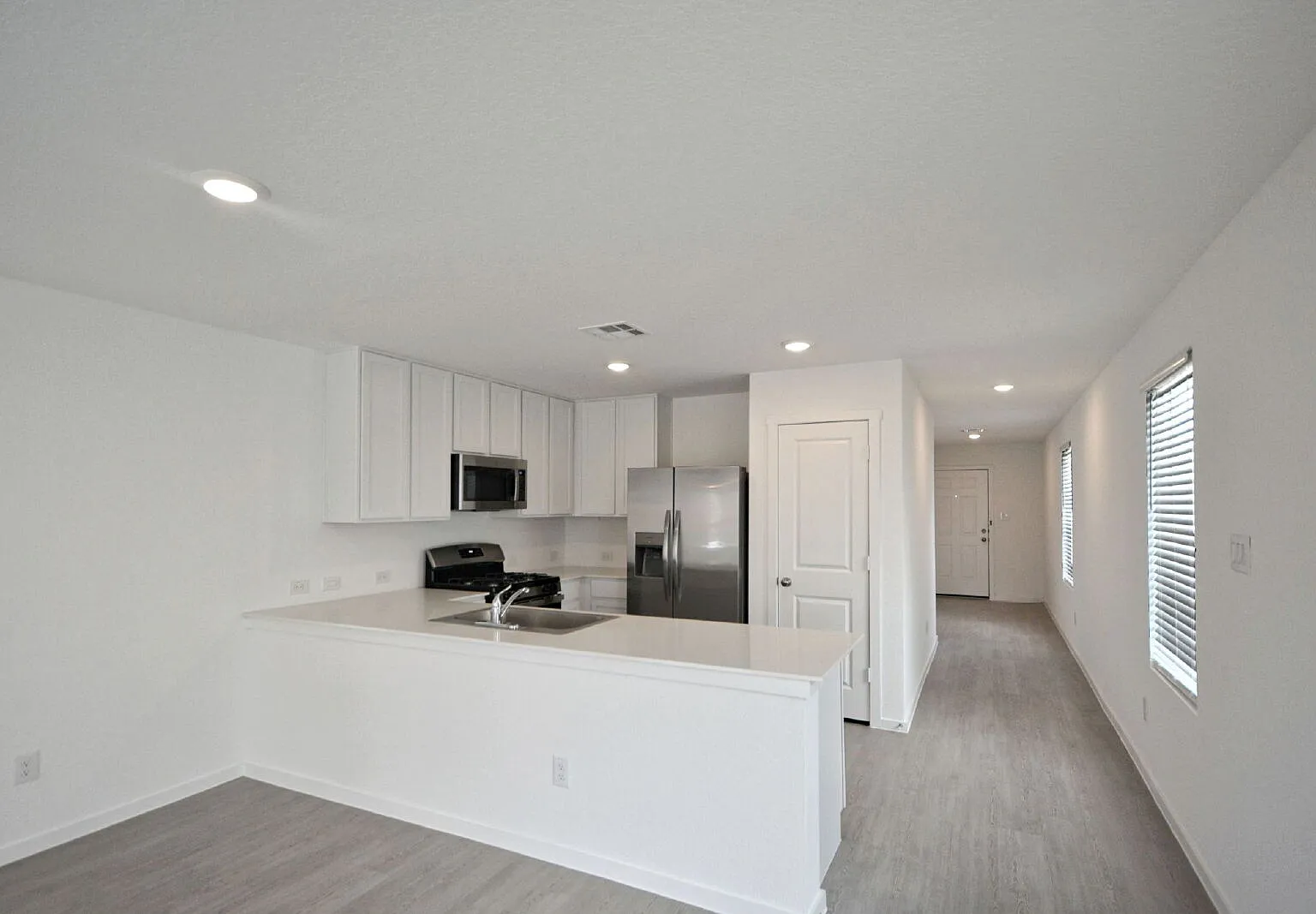 3 bed, 2.0 bath, 1380 sqft, $1,350 — Photo 3