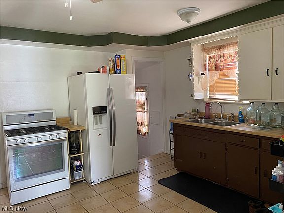 4th image of 19605 Beverly Ave