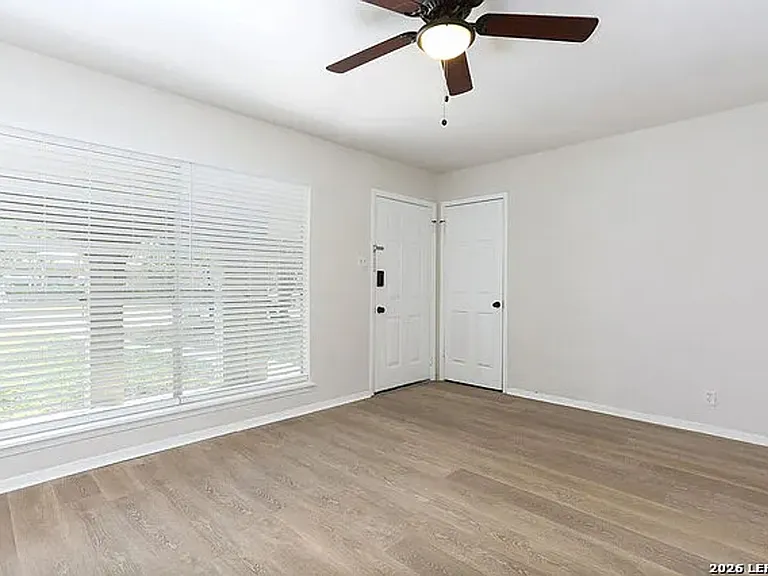 2027 Leesburg St — Photo 3