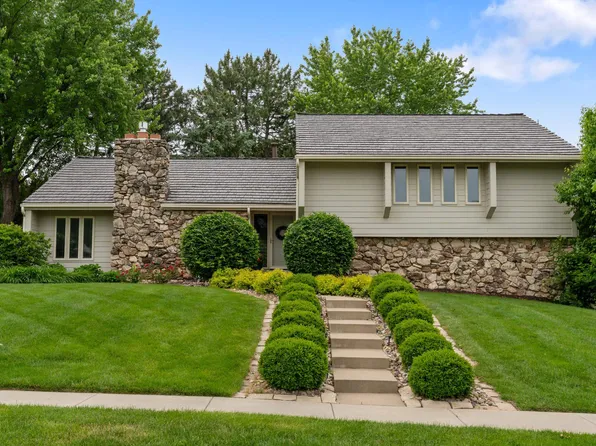 9911 Devonshire Dr, Omaha, NE 68114
