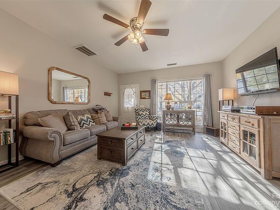 3rd image of 3417 Laurenhurst Ln