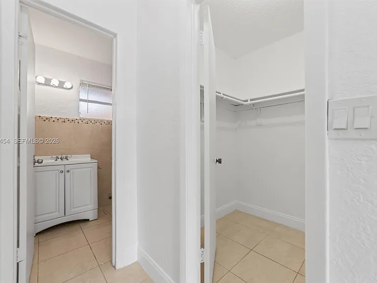 525 W 69th St #306 — Photo 12