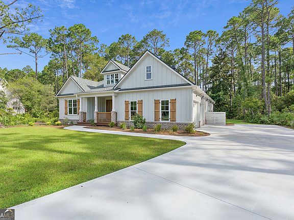 3rd image of 110 Clubhouse Circle St