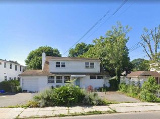 374 Foxhurst Rd, Oceanside, NY 11572